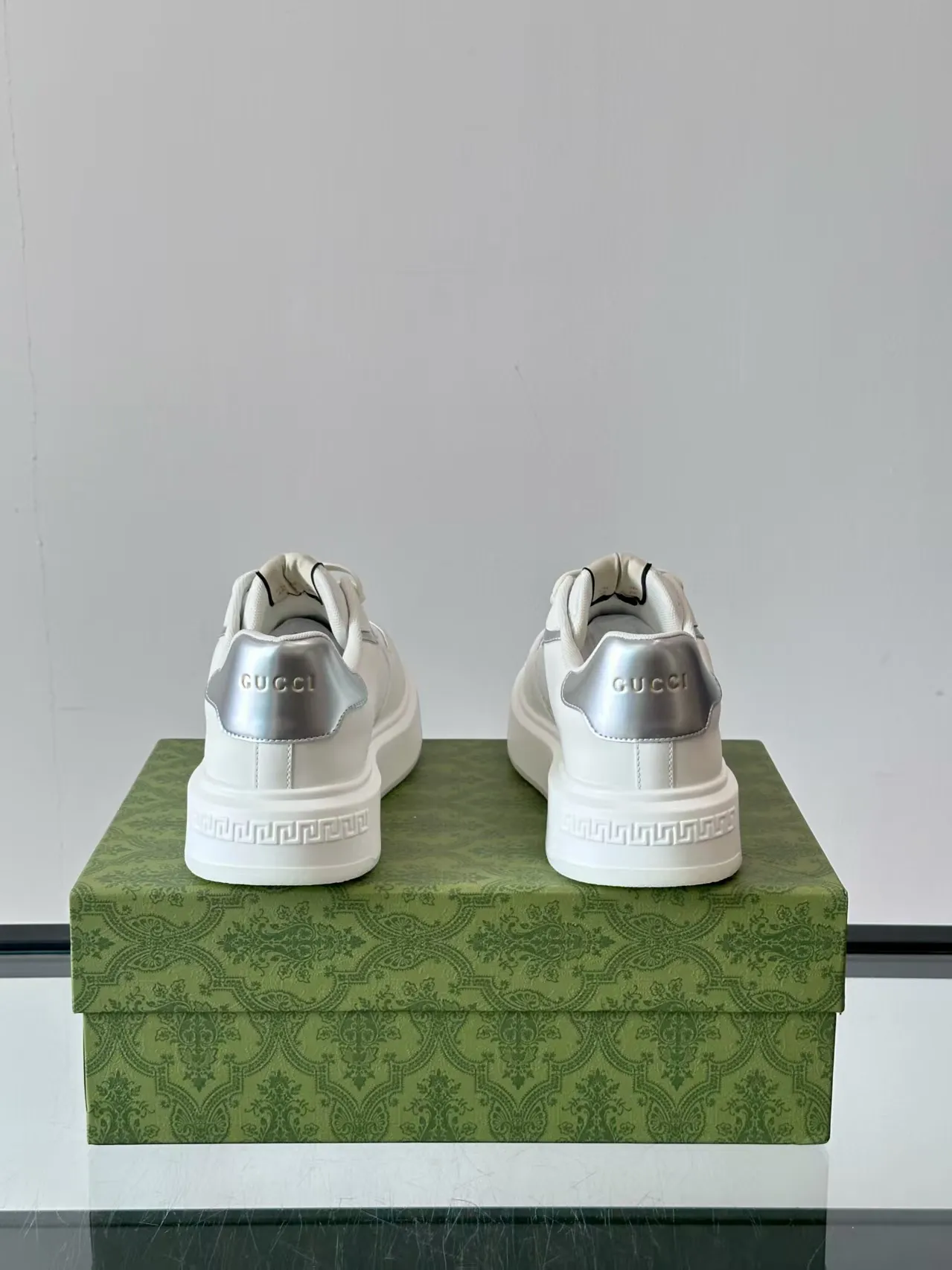 P460. New men's shoes GUCCI [Lightning] latest shoes shipped. Original quality, fashionable, special materials, sheepskin lining, new packaging. The foot feels super comfortable and the workmanship is impeccable. Size: 38-45, white lining. No. 058